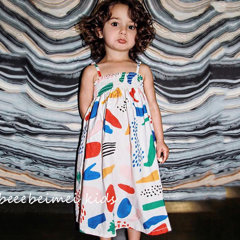فستان الحمالة بطبعة غرافيتي للطفلة