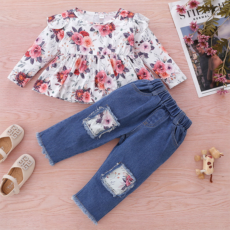 مجموعة من توب جيرسي بطبعة زهور و جينز مقطع للطفلة
