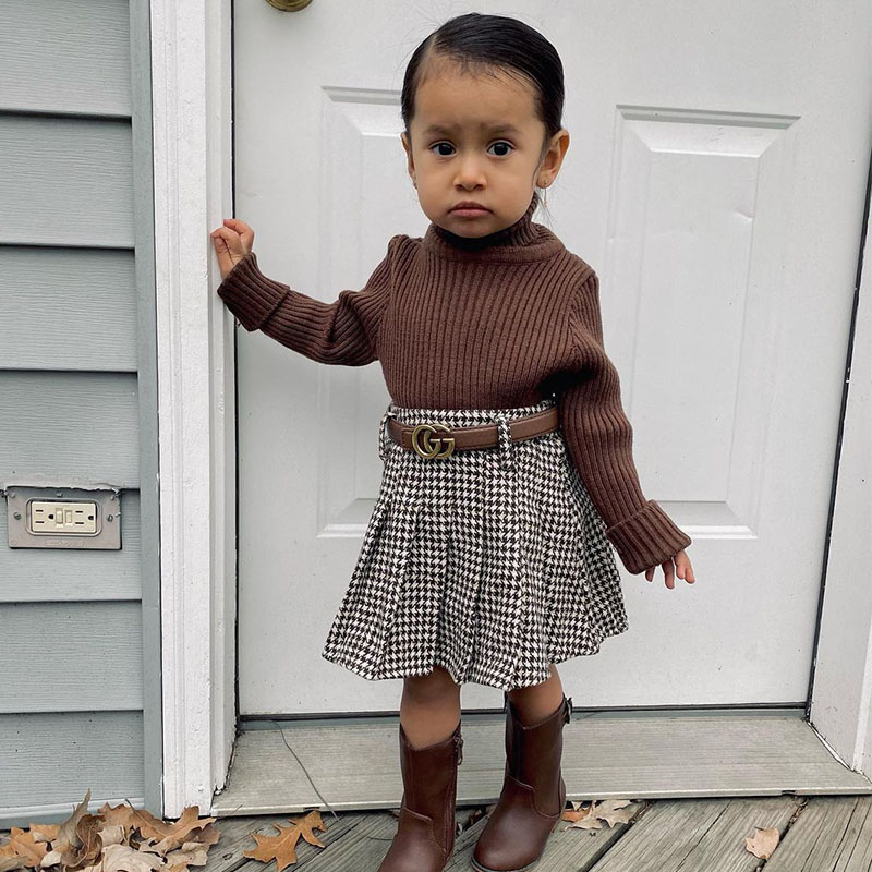 بلوزة منسوجة بأكمام طويلة وياقة عالية + تنورة بنقشة مربعات للفتيات