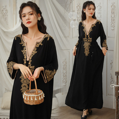 فستان بفتحة صدر على شكل V ومزين بتطريز زهري