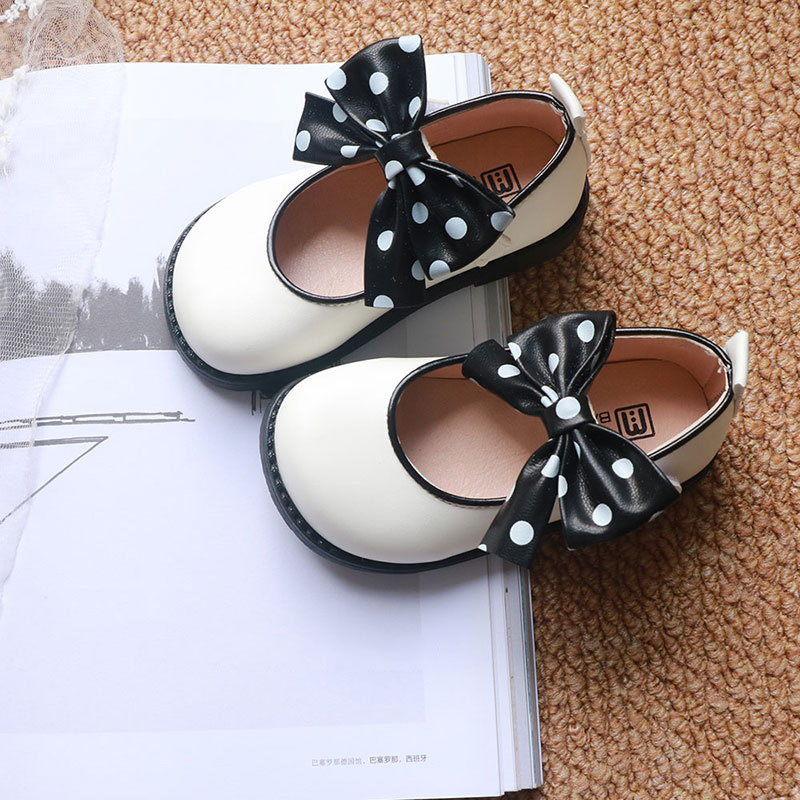 أحذية جلدية بفيونكة لطيفة للبنات